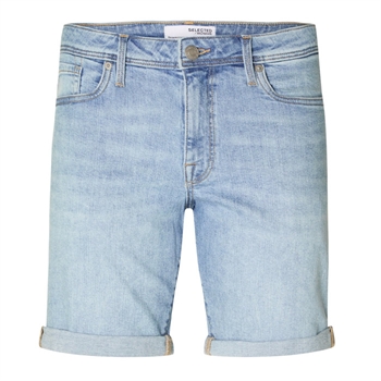 Smarte lyseblå denim shorts fra Selected.