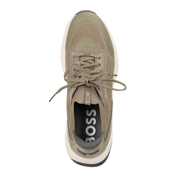 Smart og komfortabel BOSS Sneaker i støvet lys grøn farve.