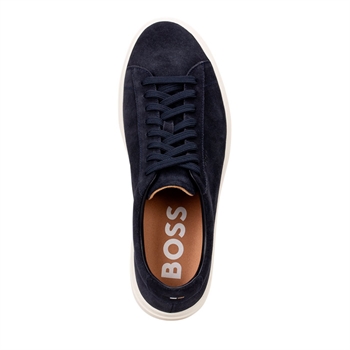 Lækker suede sneaker fra BOSS i mørkeblå.