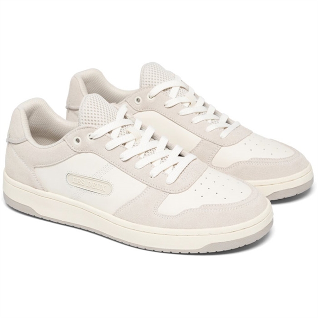 Basket Sneaker fra Les Deux i hvid med suede detaljer.