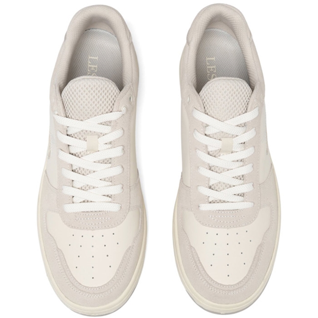Basket Sneaker fra Les Deux i hvid med suede detaljer.