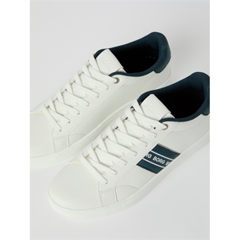 Lækker hvid sneaker fra Björn Borg med blå logo detaljer.
