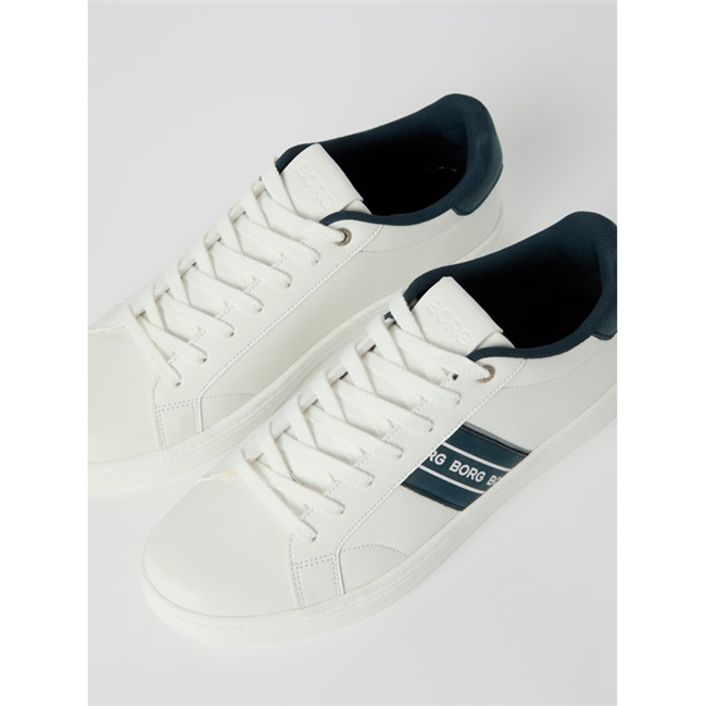 Lækker hvid sneaker fra Björn Borg med blå logo detaljer.