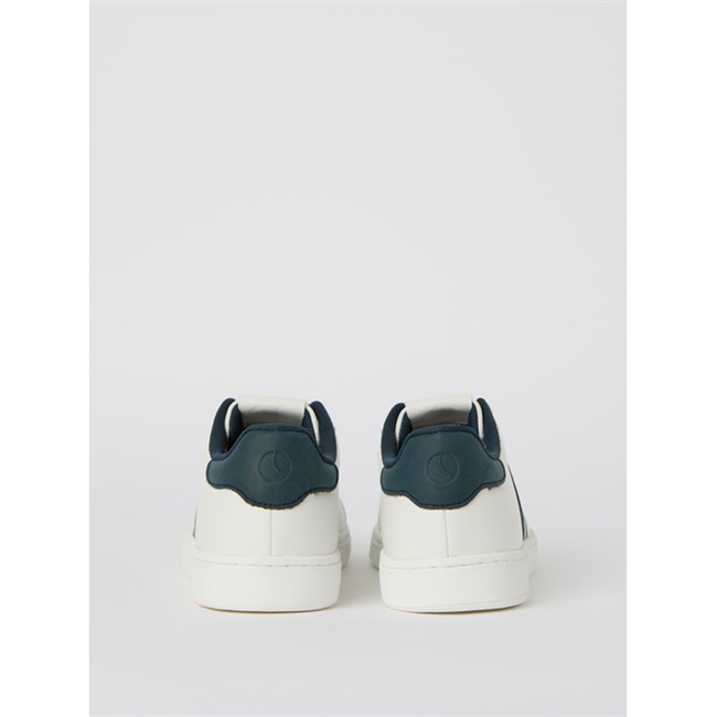 Lækker hvid sneaker fra Björn Borg med blå logo detaljer.
