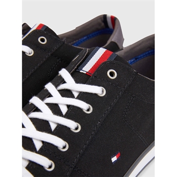Let og Behagelig Sort Sneaker fra Tommy Hilfiger.