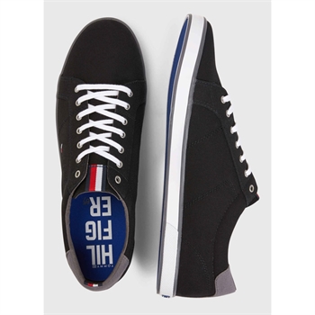 Let og Behagelig Sort Sneaker fra Tommy Hilfiger.