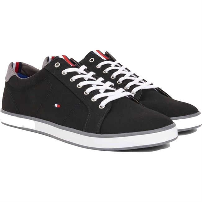 Let og Behagelig Sort Sneaker fra Tommy Hilfiger.