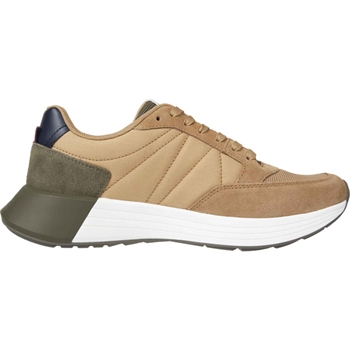 Eksklusiv Suede Tommy Hilfiger Sneaker i Beige med grøn hælkappe og hvid sål.