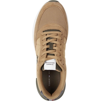 Eksklusiv Suede Tommy Hilfiger Sneaker i Beige med grøn hælkappe og hvid sål.