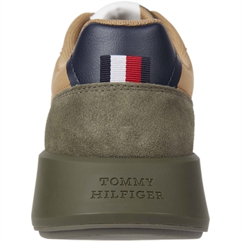 Eksklusiv Suede Tommy Hilfiger Sneaker i Beige med grøn hælkappe og hvid sål.