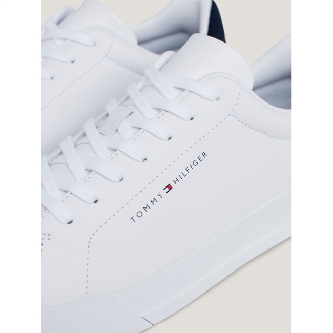 Lækker hvid læder sneaker fra Tommy Hilfiger.