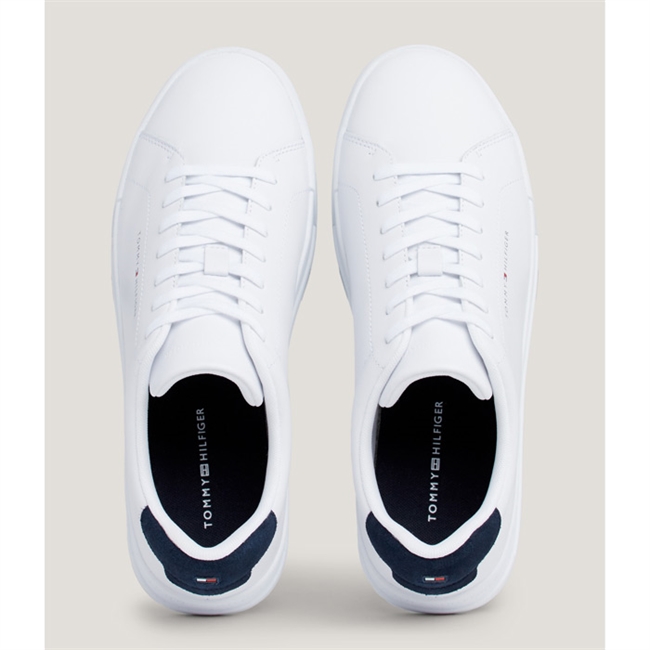 Lækker hvid læder sneaker fra Tommy Hilfiger.
