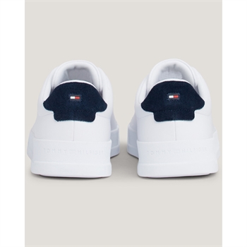 Lækker hvid læder sneaker fra Tommy Hilfiger.