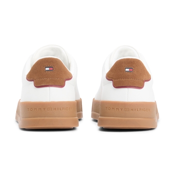 Klassisk hvid sneaker med brune detaljer fra Tommy Hilfiger