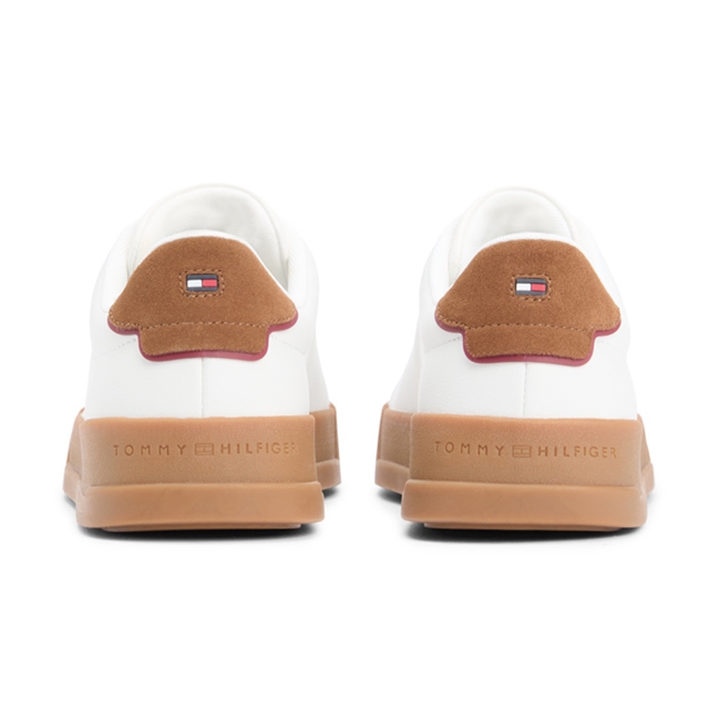 Klassisk hvid sneaker med brune detaljer fra Tommy Hilfiger