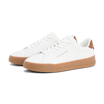 Klassisk hvid sneaker med brune detaljer fra Tommy Hilfiger