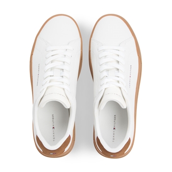 Klassisk hvid sneaker med brune detaljer fra Tommy Hilfiger