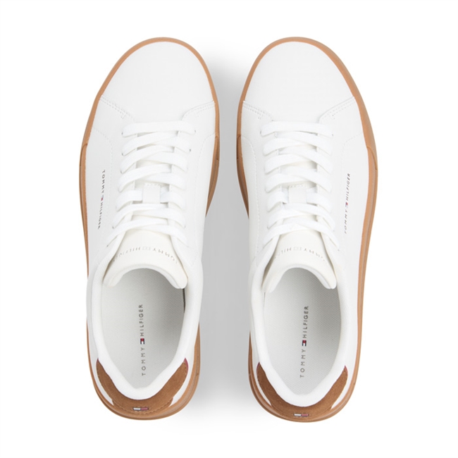 Klassisk hvid sneaker med brune detaljer fra Tommy Hilfiger