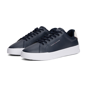 Klassisk navy sneaker med hvid sål fra Tommy Hilfiger