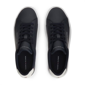 Klassisk navy sneaker med hvid sål fra Tommy Hilfiger