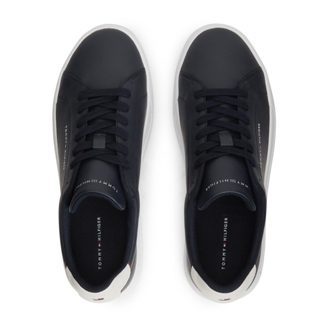 Klassisk navy sneaker med hvid sål fra Tommy Hilfiger