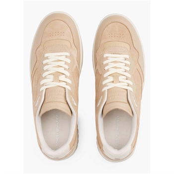 Premium basket sneakers i beige med hvid sål fra Tommy Hilfiger.