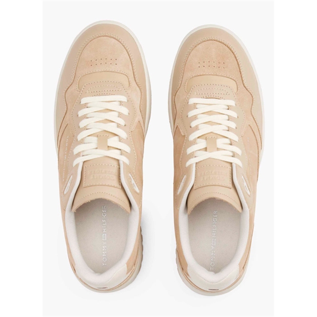 Premium basket sneakers i beige med hvid sål fra Tommy Hilfiger.
