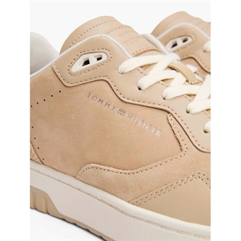 Premium basket sneakers i beige med hvid sål fra Tommy Hilfiger.