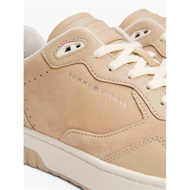Premium basket sneakers i beige med hvid sål fra Tommy Hilfiger.