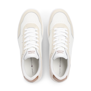 Klassisk beige sneaker med hvide detaljer fra Tommy Hilfiger