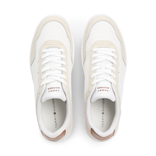 Klassisk beige sneaker med hvide detaljer fra Tommy Hilfiger