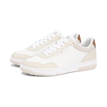 Klassisk beige sneaker med hvide detaljer fra Tommy Hilfiger