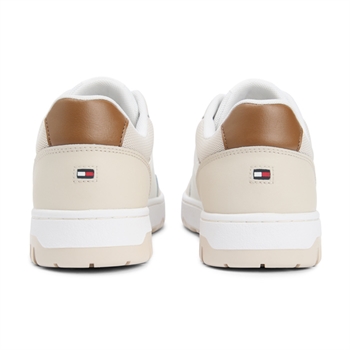 Klassisk beige sneaker med hvide detaljer fra Tommy Hilfiger