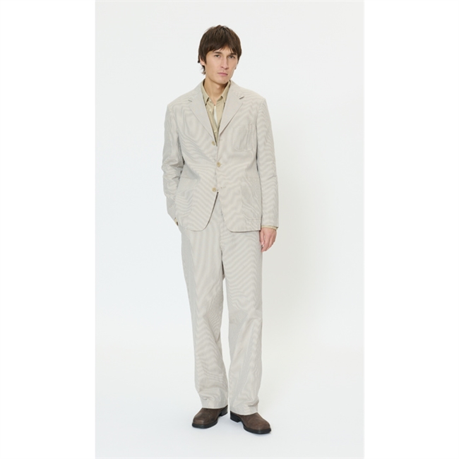 Moderne stribet blazer i beige fra Matinique
