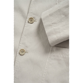 Moderne stribet blazer i beige fra Matinique