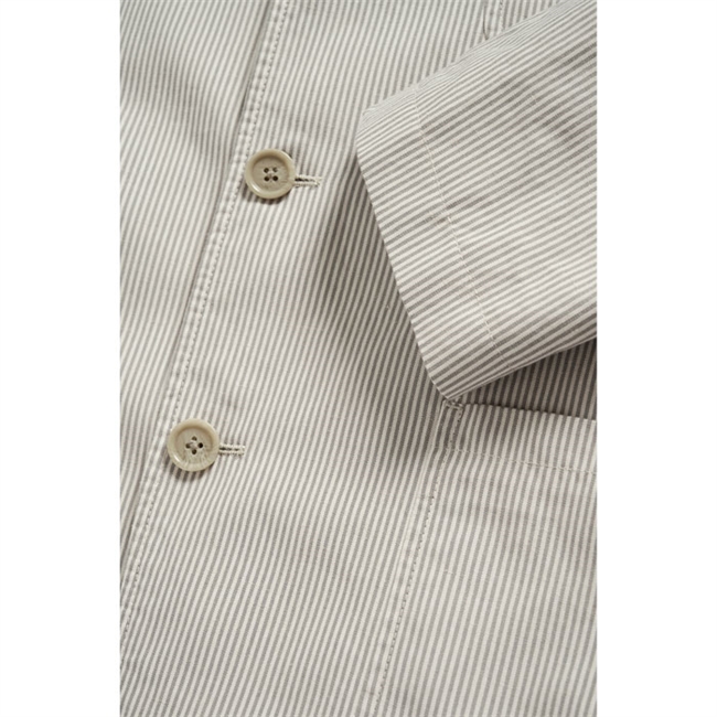 Moderne stribet blazer i beige fra Matinique