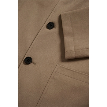 Moderne og stilren blazer i sand farve fra Matinique