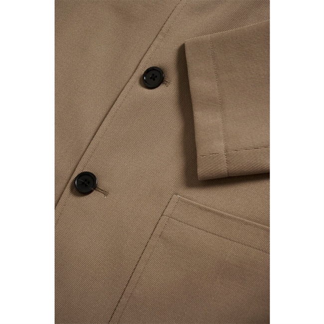 Moderne og stilren blazer i sand farve fra Matinique