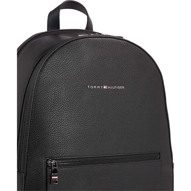 Smart sort rygsæk fra Tommy Hilfiger med diskrete logo detaljer.