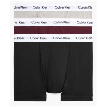 Calvin Klein Trunks i en 3-pak, der inkluderer farverne sort, bordeaux og beige.