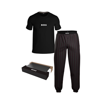 Lækker pyjamas med sort kortærmet t-shirt og lilla ternede bukser fra BOSS.