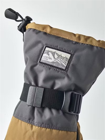 Moderne og varme ski luffer i grå og sand farve fra Hestra